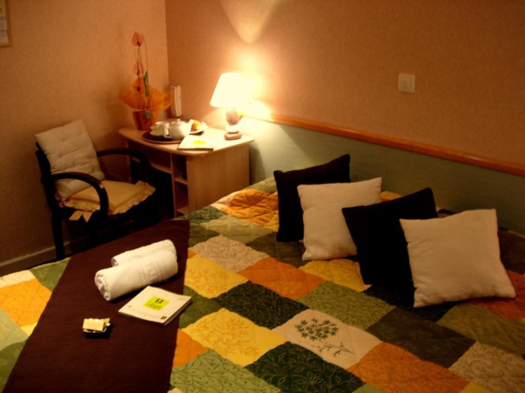 Hotel La Grande Fontaine Jugon-les-Lacs Habitación foto